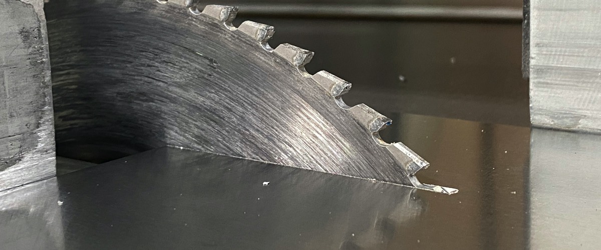 Zuschnitte von Profilen, Platten und Blechen aus Aluminium, Messing oder Kunststoffen.